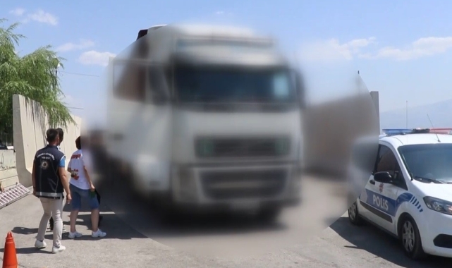 Erzincan'da 17 kaçak göçmen ile onlara aracılık eden 4 kişi yakalandı