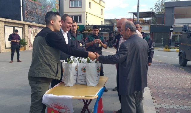 Erzin'de vatandaşlara fidan dağıtıldı