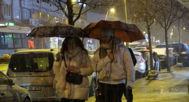 Erzurum'da beklenen kar yağışı başladı