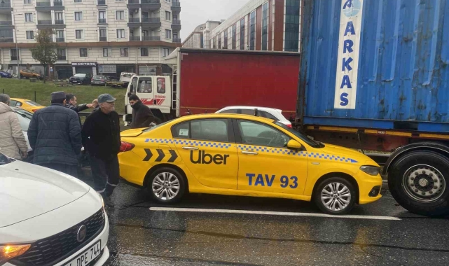 Esenyurt TEM Bağlantı yolunda yağmur sonrası zincirleme kaza