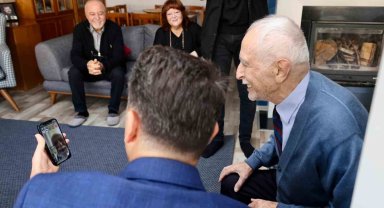 Eski Bakan Nabi Avcı'dan 88 yaşındaki okul müdürüne Öğretmenler Günü sürprizi