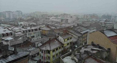 Eskişehir merkezine yılın ilk karı düştü, kent beyaza büründü