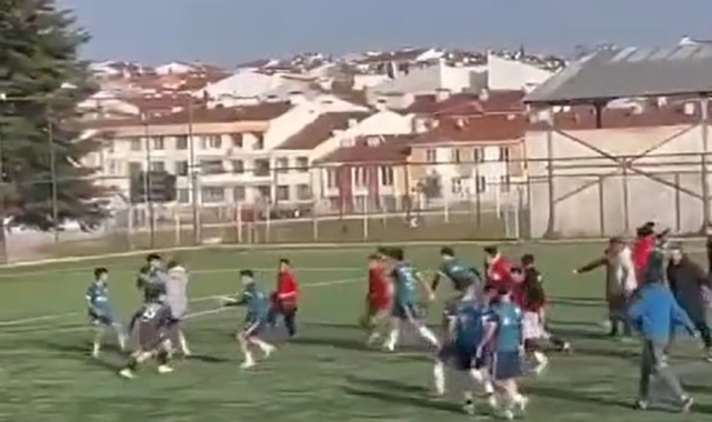 Eskişehir'de saha karıştı, futbolcular birbirine girdi