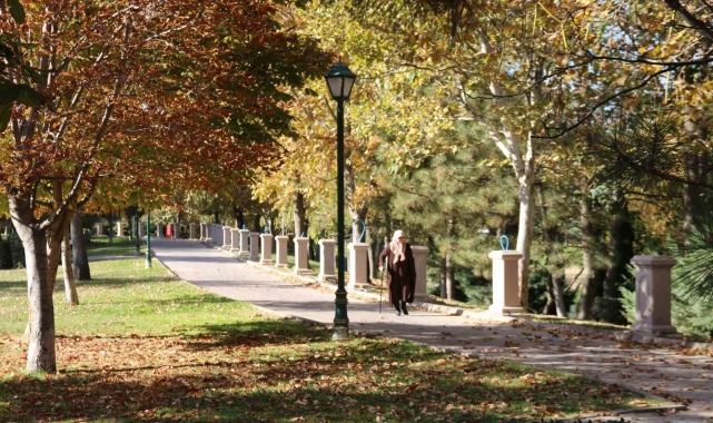 Eskişehir'de sonbahar kartpostallık manzaralar ortaya çıkardı