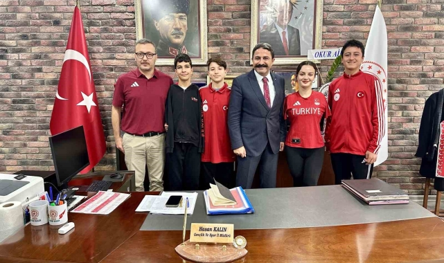 Eskişehirli milli yüzücüler Gençlik Spor İl Müdürü Kalın'ı ziyaret etti