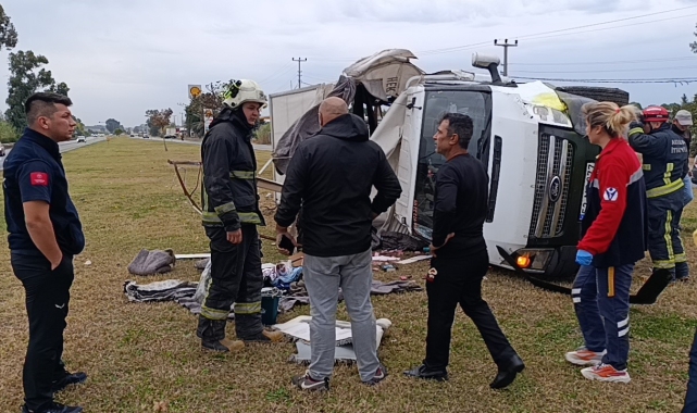 Eşya yüklü kamyonet takla attı, savrulan eşyaları sahipleri topladı