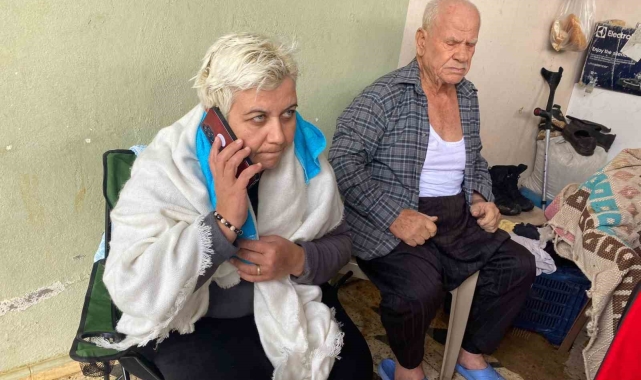 Evde mahsur kalan yaşlı adam ile kızı ve oğlu kurtarıldı