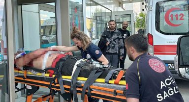 Evde tartıştığı arkadaşını bıçaklayıp balkondan aşağıya atan şahsın yargılamasına başlandı