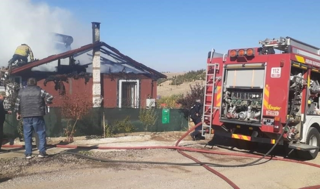 Evinin yanışını gözyaşları içinde izleyen kadın fenalık geçirdi