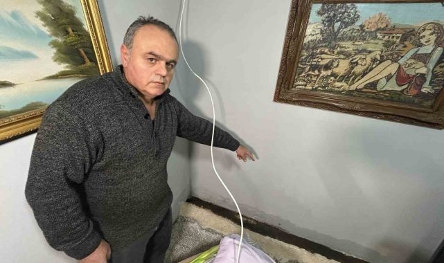 Fatih'te antika dükkanını lağım suyu bastı, esnaf kendi imkanlarıyla suyu dışarı attı