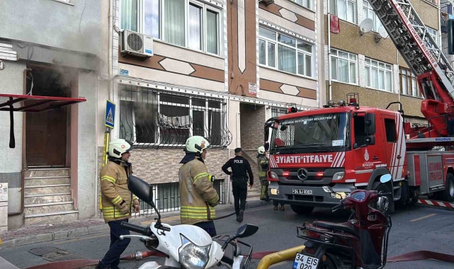 Fatih'te bir apartmanda yangın çıktı: 5 kişi mahsur kaldı