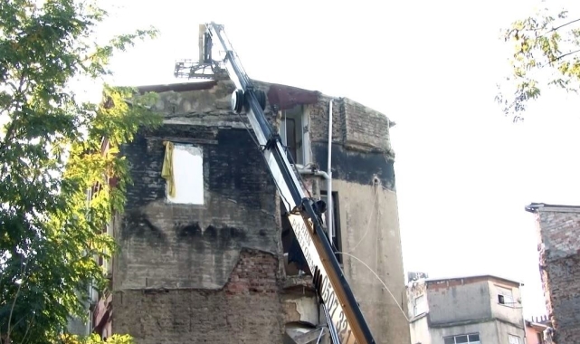 Fatih'te çöken binanın yanındaki tarihi binanın yıkımına başlandı