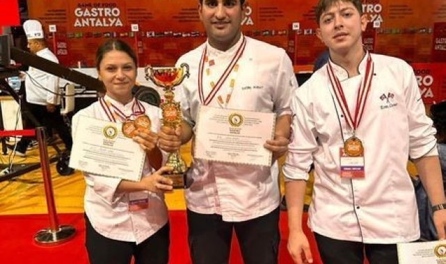 Fethiyeli gençler, okullarına 'Yılın en iyi lisesi' ödülünü kazandırdı