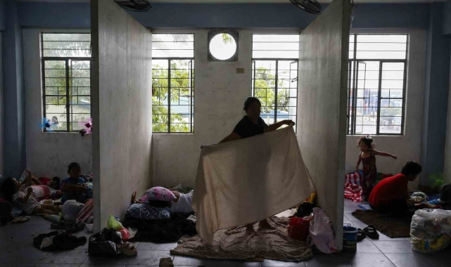 Filipinler'i Man-yi Tayfunu vurdu: 2 kişi yaralandı, 1.2 milyon kişi tahliye edildi