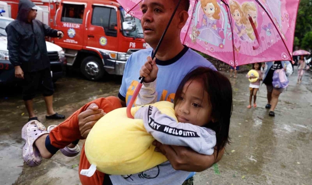 Filipinler'i Toraji Tayfunu vurdu: 2 bin 500 köye tahliye emri