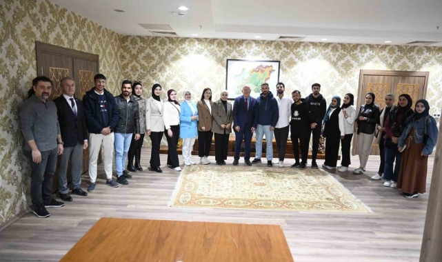 Filistinli tıp öğrencilerinden Rektör Savaş'a veda ziyareti