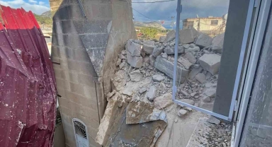 Fırtına cami minaresini yıktı