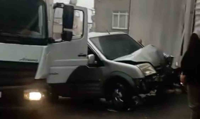 Freni patlayan BİM kamyonu 3 aracı hurdaya çevirdi