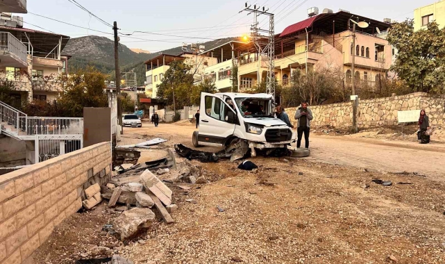 Freni patlayan kamyon 2 aracı biçti, ortalık savaş alanına döndü: 4 yaralı