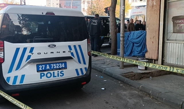 Gaziantep'te bir şahıs, sokak ortasında eşini öldürdükten sonra intihar ederek yaşamına son verdi.