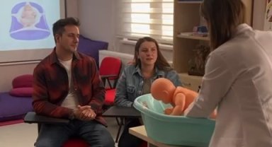 Gebe sınıfında anne ve baba adayları bilgilendiriliyor