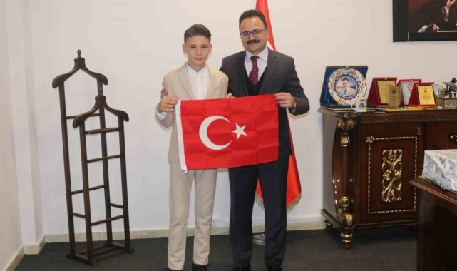 Gediz Kaymakamı Hakan Alkan, Türkiye Şampiyonu Mert Hakan Karaoğlan'ı makamında kabul etti