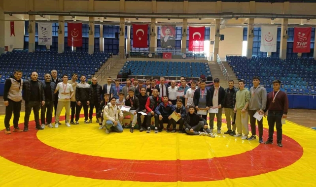 Genç güreşçiler mindere şampiyonluk için mücadele etti