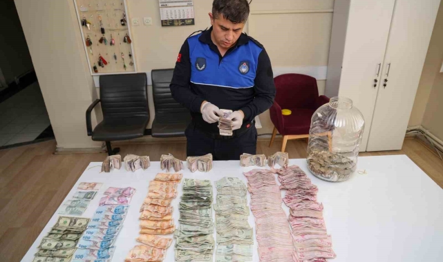Gezgin dilenci trenle geldiği Konya'da üzerinden çıkan paralarla pes dedirtti