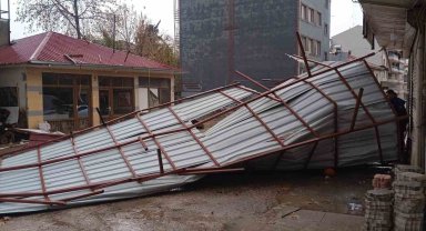 Gölbaşı ilçesinde çatılar uçtu