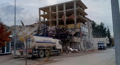 Gölbaşı'nda ağır hasarlı binaların yıkımı sürüyor