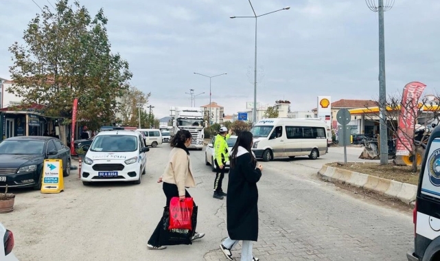 Gölbaşı'nda yayalara trafik eğitimi verildi