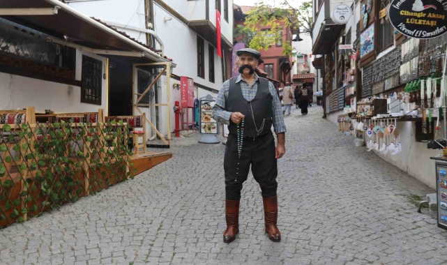 Gören dönüp bir daha bakıyor