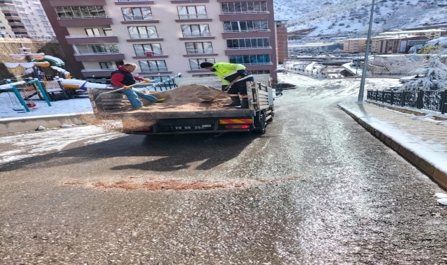 Gümüşhane Belediye ekipleri karla mücadele çalışmalarına devam ediyor