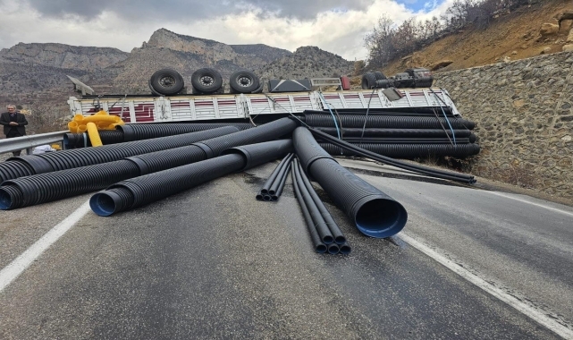 Gümüşhane'de istinat duvarına çarpan tırın sürücüsü yaralandı
