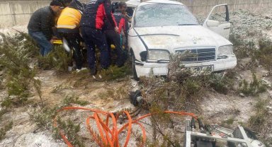 Gümüşhane'de kontrolden çıkan otomobil refüje çıktı: 2 yaralı