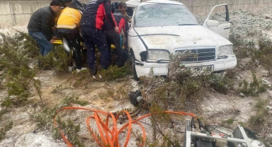 Gümüşhane'de kontrolden çıkan otomobil refüje çıktı: 2 yaralı