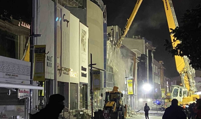 Güngören'de çöken binanın altında kalan işçiyi kurtarma çalışmaları 16 saattir sürüyor