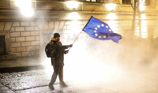 Gürcistan'da protestocularla polis arasında çatışma