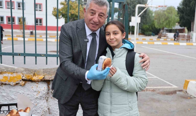 Güzelbahçe Belediyesi her gün bin 500 öğrenciye süt ve poğaça dağıtacak