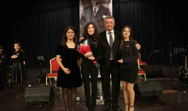 Güzelbahçeli gençler Atatürk için söyledi