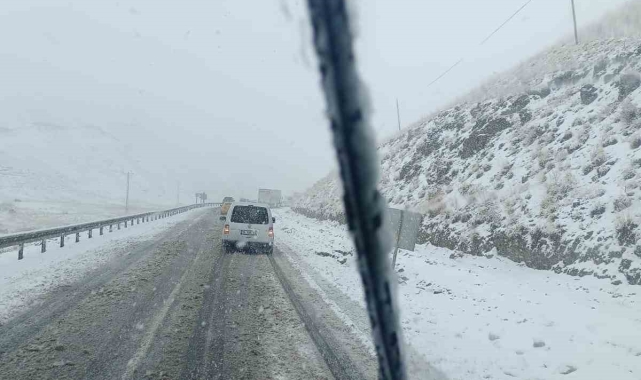 Güzeldere Geçidi'nde kar yağışı: Onlarca araç yolda kaldı