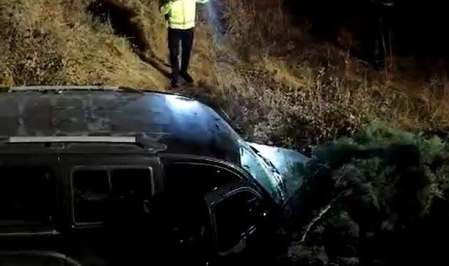 Hafif ticari araç şarampole yuvarlandı: 2 yaralı