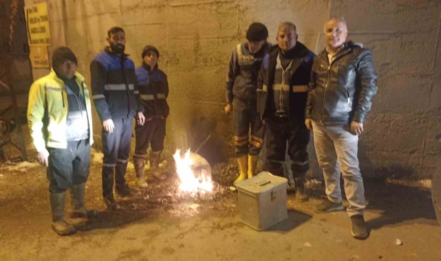 Hakkari Belediyesi Su ve Arıza ekipleri zorlu kış şartlarına meydan okuyor