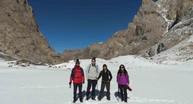 Hakkari'de 20 bin yıllık buzul bölgesinde muhteşem manzaralar oluştu