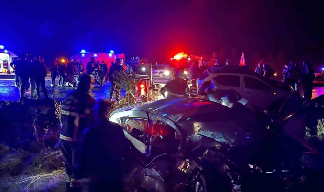 Hatalı 'U' dönüşü ile üç aracın karıştığı kazada ortalık savaş alanına döndü: 1 ölü, 7 yaralı