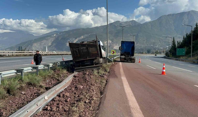 Hatay'da bariyere çarpan kamyon sürücüsü yaralandı