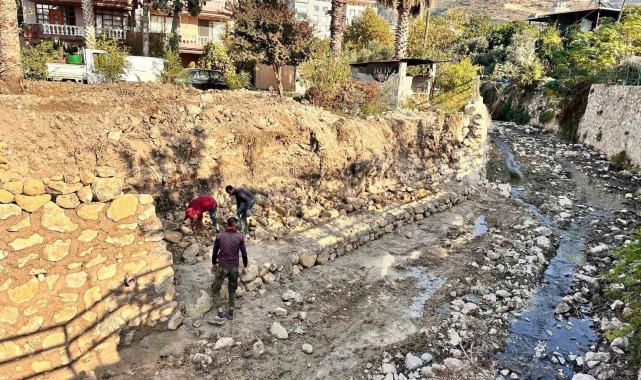 Hatay'da dere ıslah çalışmaları sürüyor
