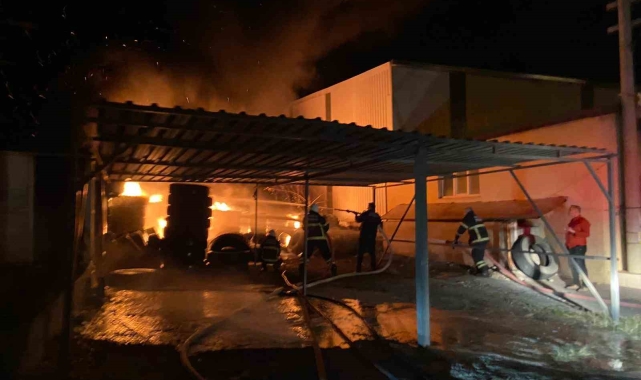 Hatay'da lastikçide yangın: Alevler geceyi aydınlattı