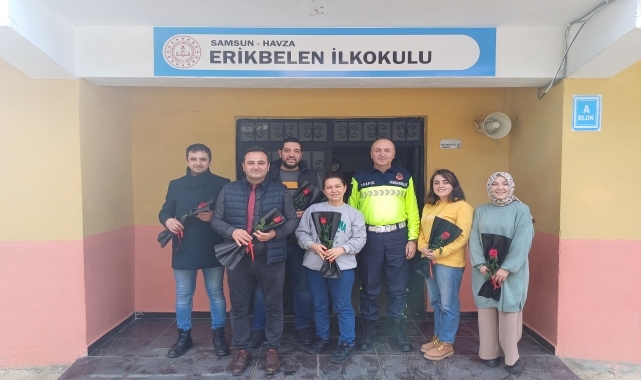 Havza'da jandarmadan öğretmenlere çiçek