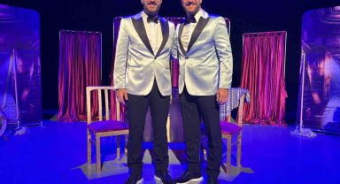 Hayatın her anını paylaşan ikizler tiyatro oyunda da birlikte rol aldı